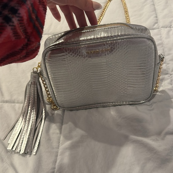 Victoria`s Secret One Size Silver Snakeskin Print Crossbody Bag Gold Chain - Picture 2 of 3